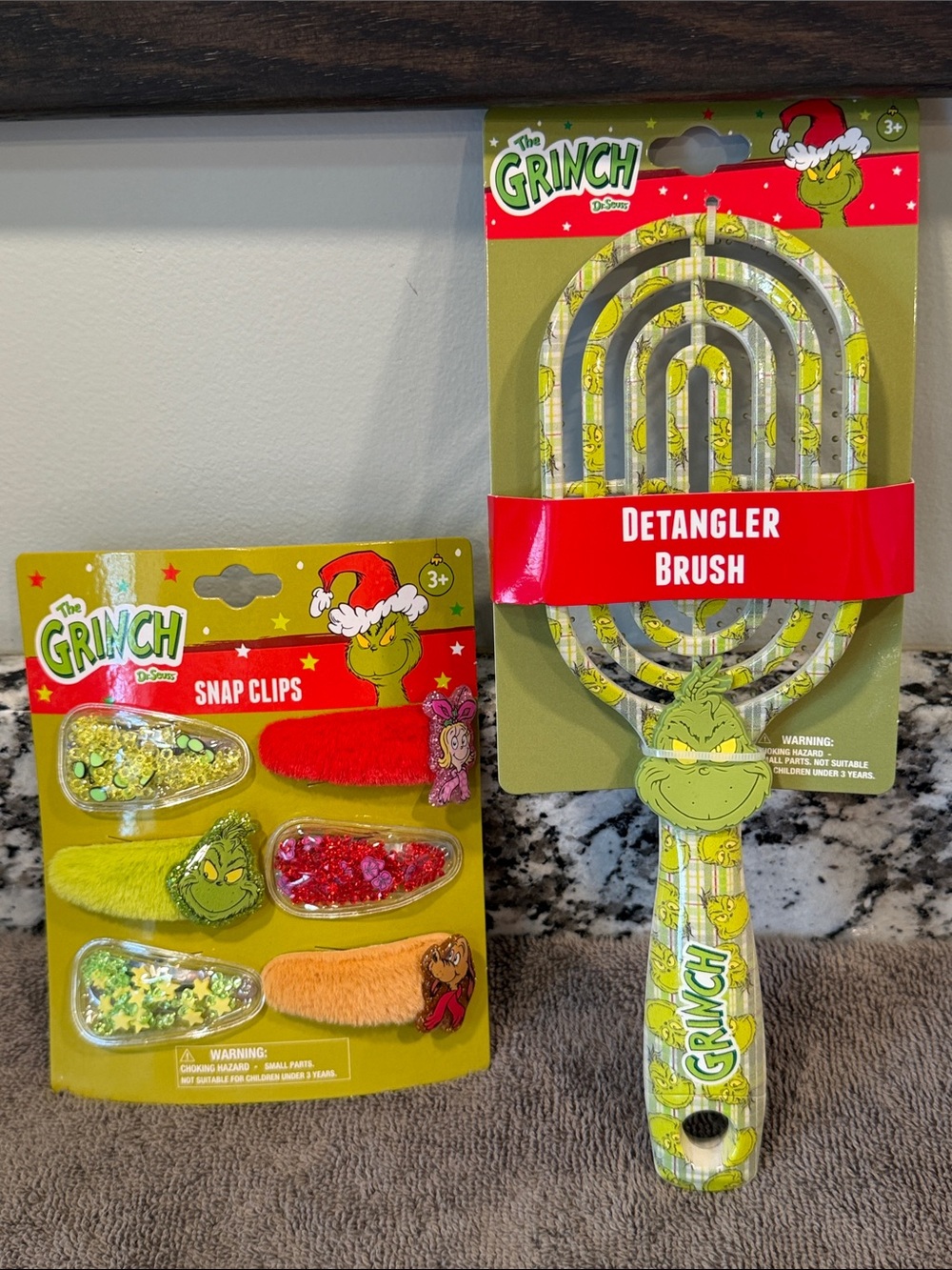 NWT Grinch Hair Set Detangler Brush and Set of 6 Hair Clips